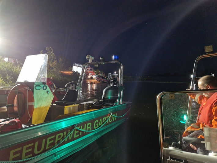 FW Lüchow-Dannenberg: +++ Großeinsatz an der Elbe +++ Person nach Sprung in die Elbe nicht gefunden +++