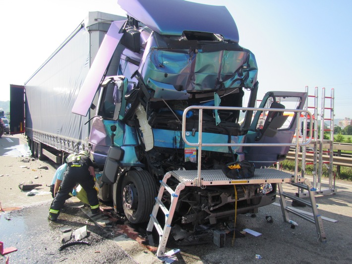 POL-VDMZ: Vollsperrung der A 61 nach Unfall mit drei Sattelzügen, Fahrer lebensgefährlich verletzt