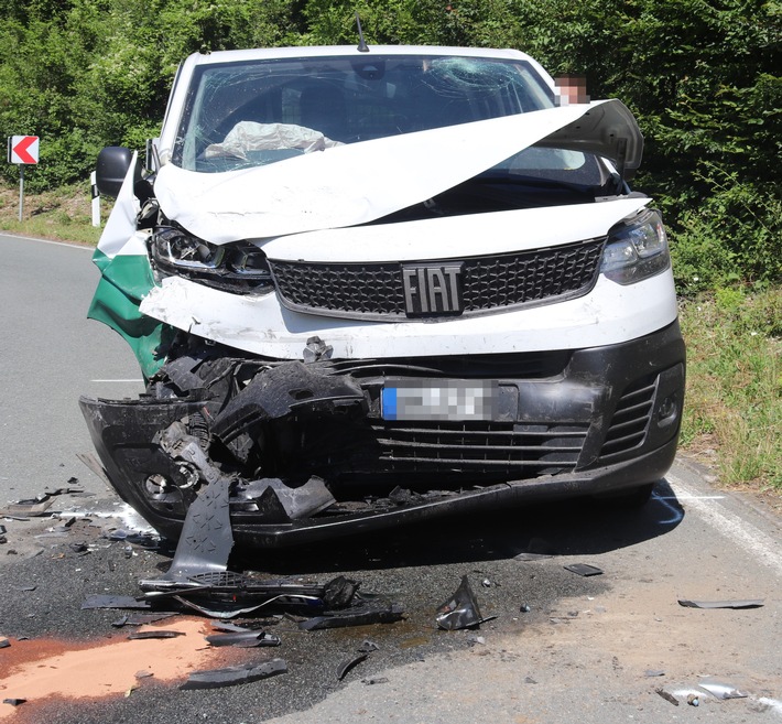 POL-HX: Verkehrsunfall auf Landstraße - Zwei Personen verletzt