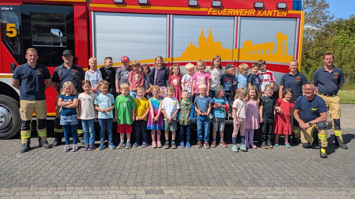FW Xanten: Was tun wenn es brennt? - Kindergärten zu Besuch bei der Feuerwehr