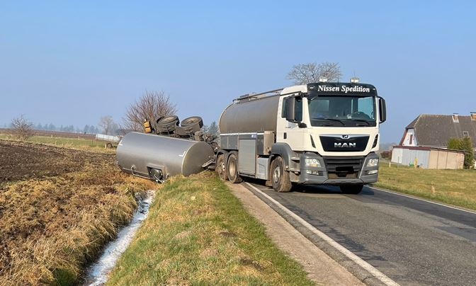 POL-FL: Weesby/L1 - Verkehrsunfallflucht, Milchlaster in Graben gefahren, Polizei sucht den Fahrer/die Fahrerin eines Transporters mit Anhänger