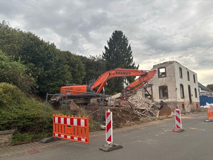 POL-PDWIL: Sachbeschädigung an einem Bagger