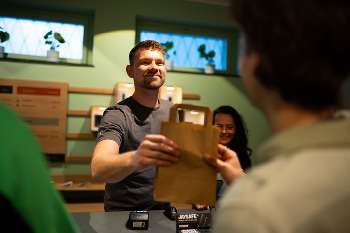 Europas erstes legales Cannabis-Fachgeschäft ist eröffnet: Schweizer Pilotstudie "Grashaus Projects" offiziell gestartet