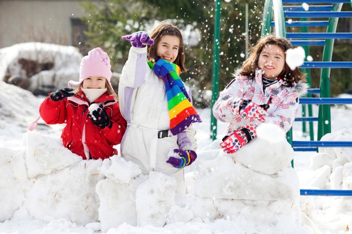 Schneeballschlacht: Wer haftet bei Sachschäden und Unfällen? / Die DVAG gibt Tipps zu einem umfassenden Versicherungsschutz für unbeschwerten Winterspaß (BILD)