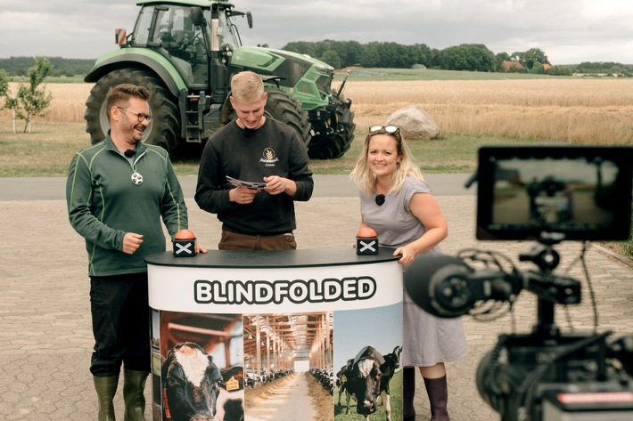 Praktikum auf dem Bauernhof: Influencer zwischen Milchkühen und Melkrobotern