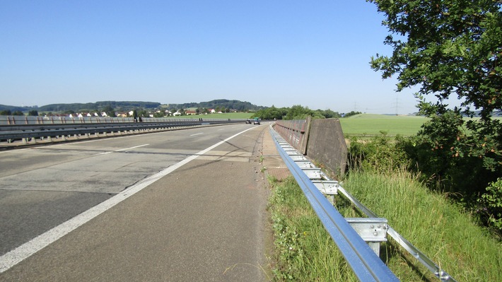 POL-PDKL: Steinbrocken auf Autobahn abgelegt/Zeugen gesucht