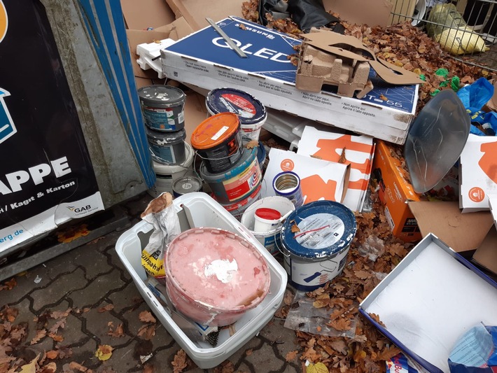 POL-SE: Barmstedt - Unzulässige Müllablagerung an Mehrwegcontainer - Zeugen gesucht