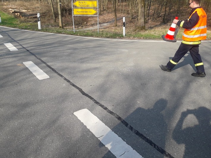 FW Lügde: Verunreinigte Fahrbahn beschäftigt Feuerwehr