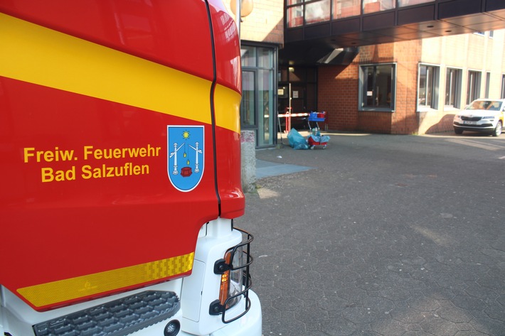 FF Bad Salzuflen: Putzwagen brennt im Schulzentrum Aspe / Feuerwehr Bad Salzuflen ist mit rund 30 Einsatzkräften vor Ort. Verletzt wird niemand