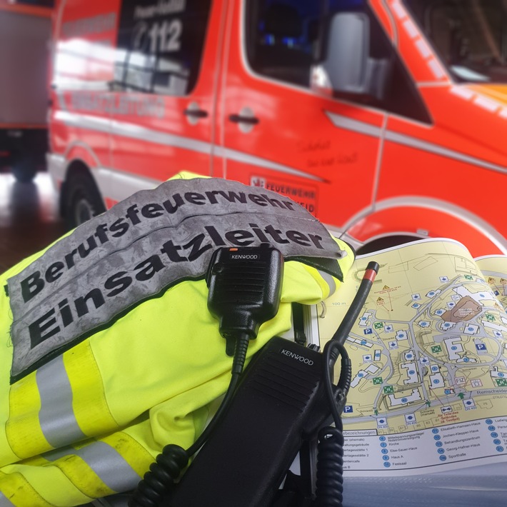 FW-RS: Brand in einem elektrischen Schaltschrank einer Industrieanlage