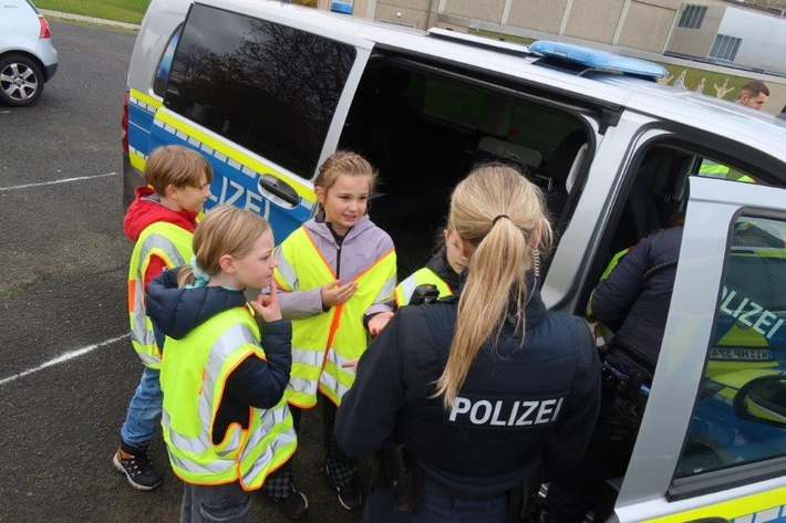 POL-OF: Bereich Main-Kinzig: Blitz für Kids: Schüler verteilen Karten - Hammersbach; Zeugensuche nach Unfallflucht - Gelnhausen
