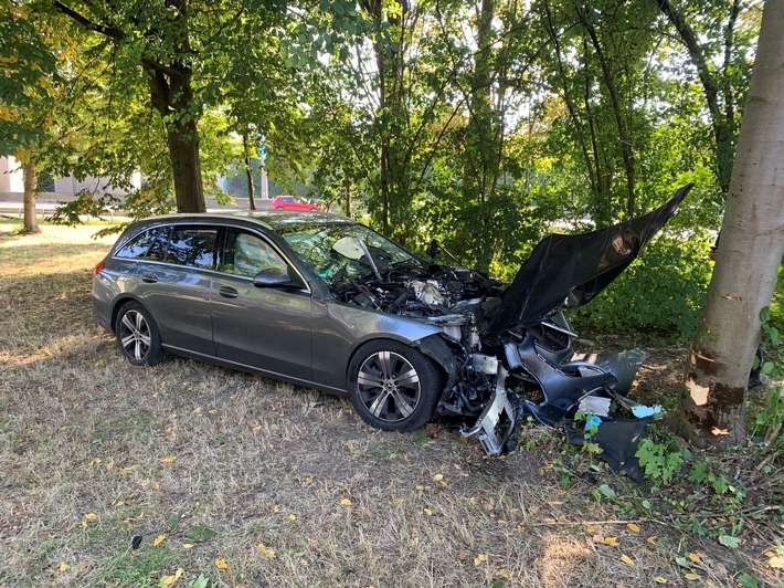 FW-GLA: Verkehrsunfall auf der BAB 2 - eine schwer verletzte Person