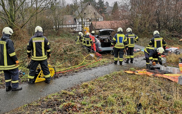 FW-EN: Schwerer Verkehrsunfall - Fahrerin mit Crash-Rettung befreit