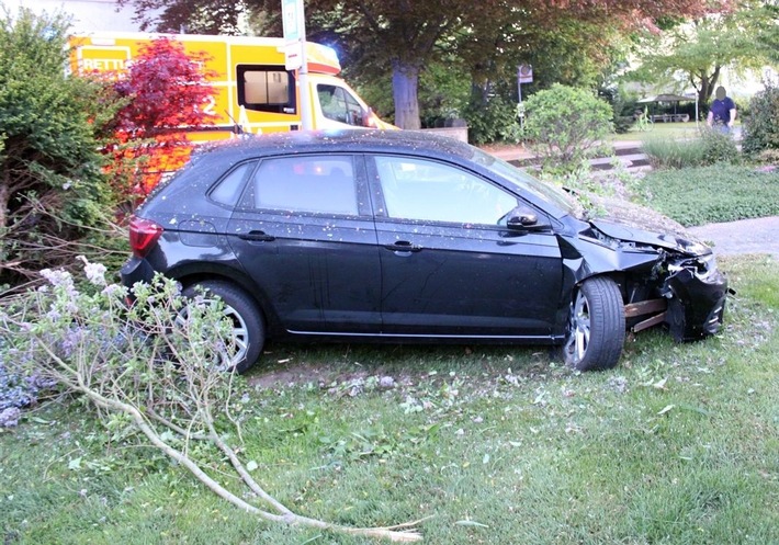 POL-MI: Auto landet im Vorgarten