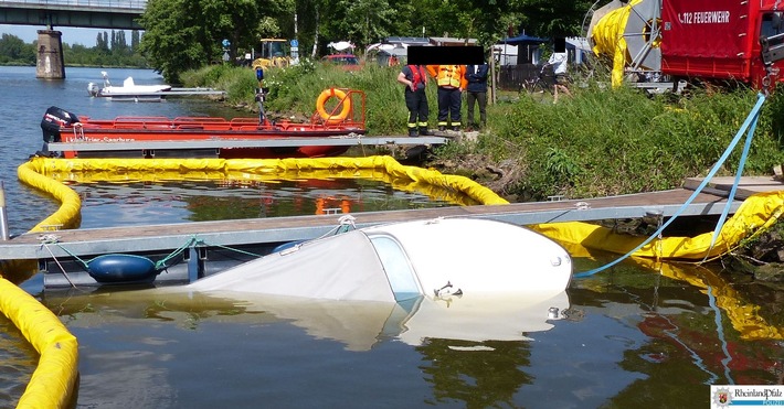 PP-ELT: Gesunkenes Sportboot an der Mosel