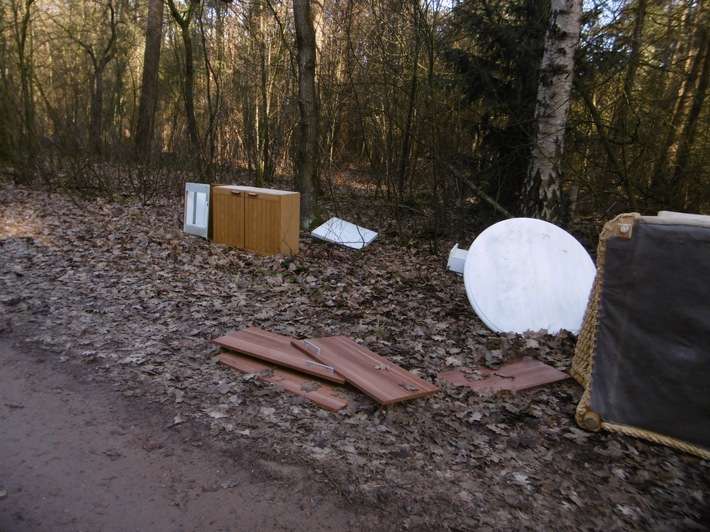 POL-DEL: Landkreis Oldenburg: Illegale Müllablagerung in Prinzhöfte +++ Zeugen gesucht