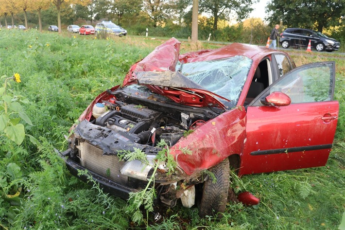 POL-HF: Seat-Fahrer schleudert in Graben- Auto überschlägt sich