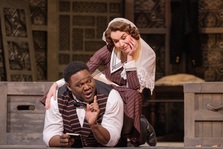 Michael Sumuel as Figaro and Olga Kulchynska as Susanna in Mozarts Le Nozze di Figaro_1_Photo by.jpg