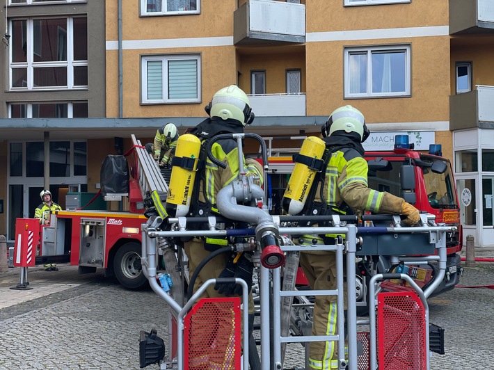 FW Dresden: Wohnungsbrand in der achten Etage eines Wohngebäudes