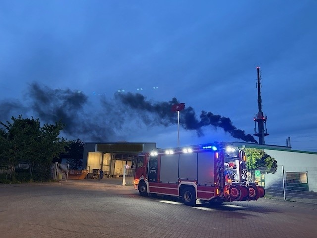POL-PDPS: Brand in Entlackungsbetrieb - Hoher Sachschaden