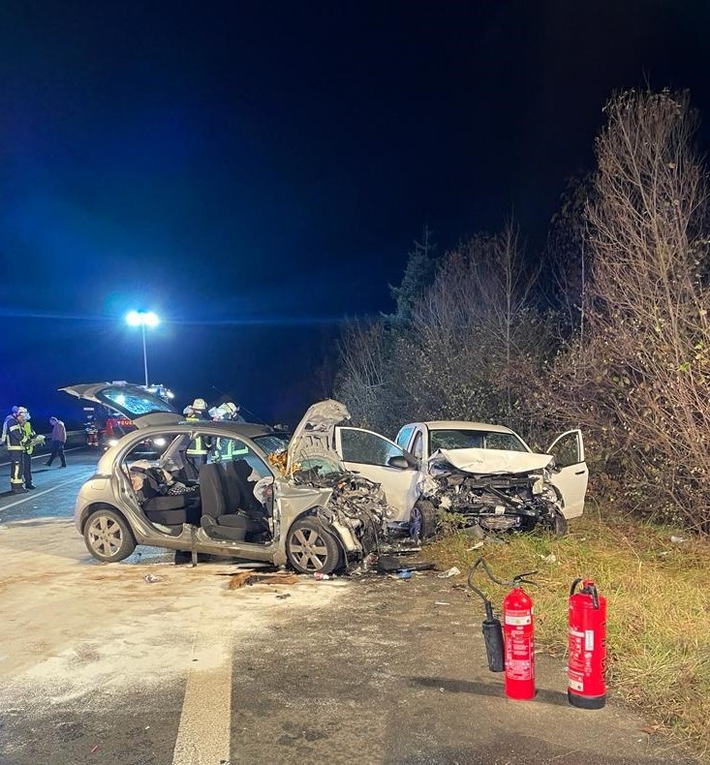 FW Bergheim: Drei Schwerverletzte nach Frontalzusammenstoß auf B477 bei Bergheim - Zwei Rettungshubschrauber im Einsatz - Verletzte in Fahrzeugen eingeklemmt