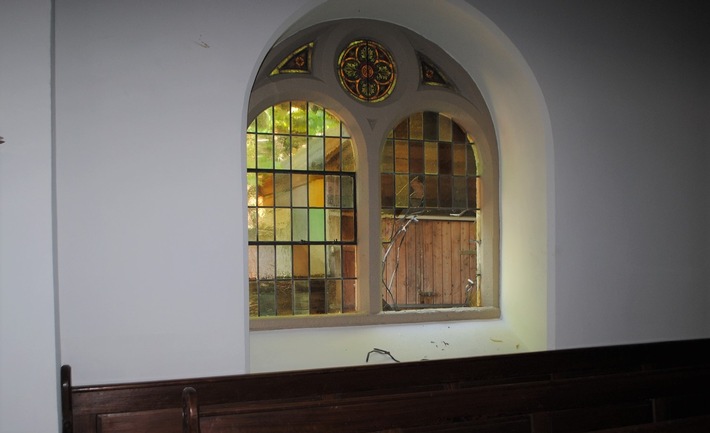 POL-SI: Einbruch in Kirche - Täter zerstörten wertvolles Antikglasfenster -#polsiwi