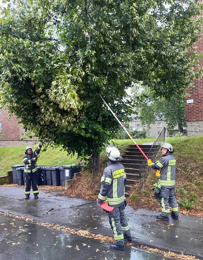 FW-EN: Brennender Container in der Nacht und Gefahrenbaum