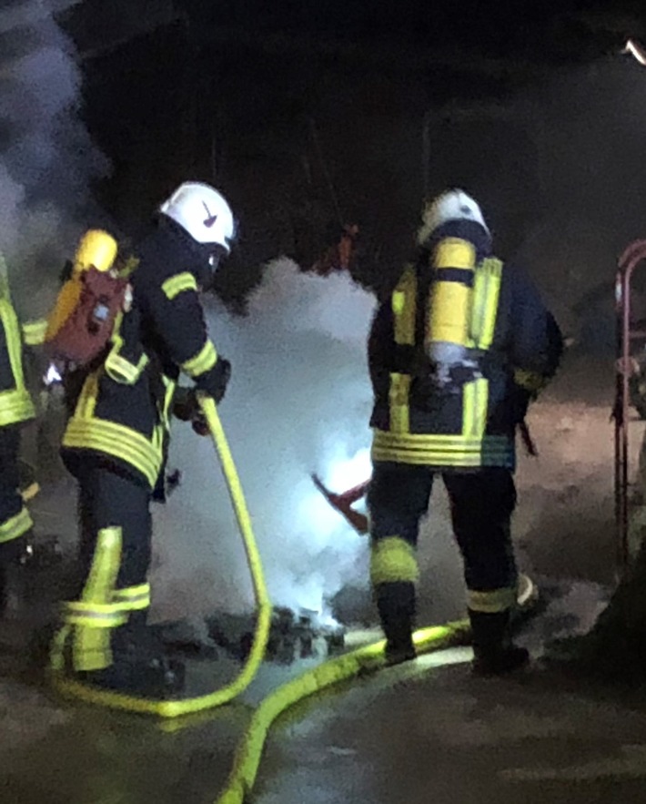 FW Borgentreich: Feuerwehr rückt aus zum Kaminbrand in Lütgeneder. Es entstand ein geringer Sachschaden.