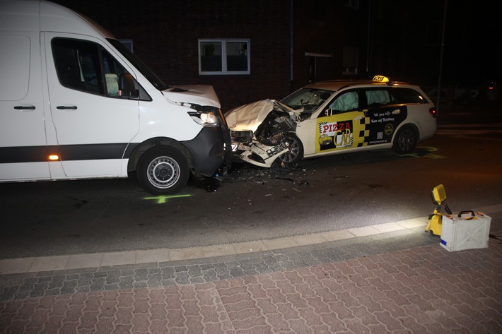 POL-NE: Autofahrer verletzt sich bei Frontalunfall schwer