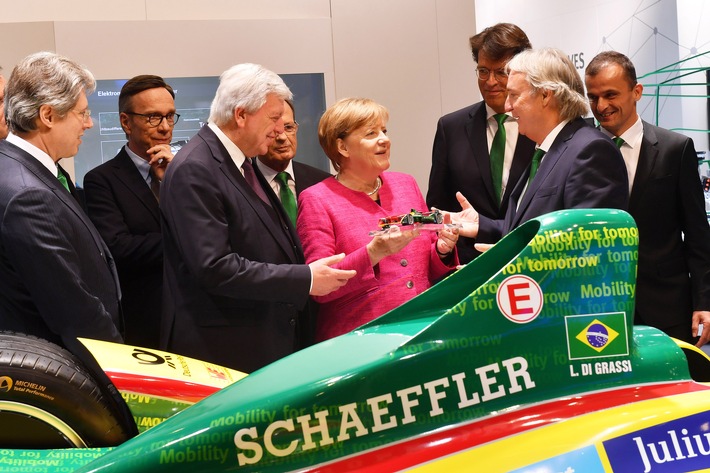 Angela Merkel besucht Schaeffler auf der IAA