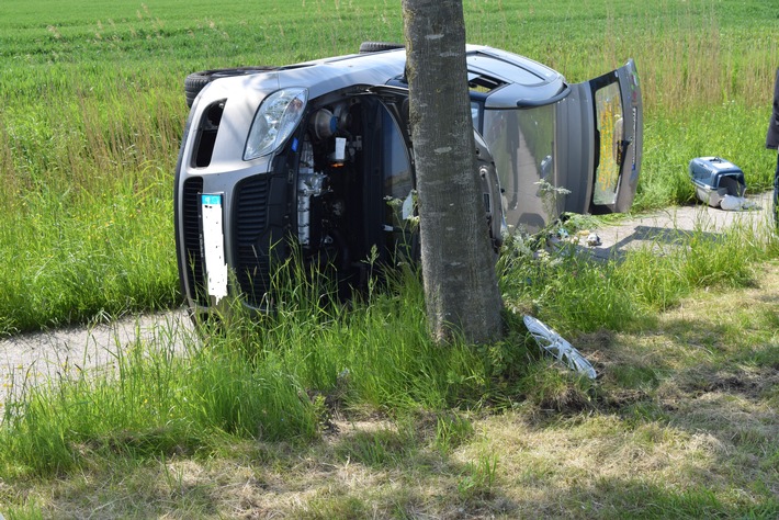 POL-WHV: Verkehrsunfall im Wangerland - Pkw prallte gegen einen Baum und blieb auf der Seite liegen (FOTO) - Lob an die Ersthelfer