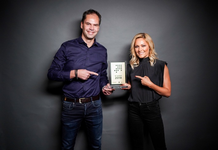 Dr. Mathias Giloth (Geschäftsführer GfK Entertainment) überreicht Helene Fischer den ersten #1 Award für das Album des Jahres 2018. Weiterer Text über ots und www.presseportal.de/nr/11911 / Die Verwendung dieses Bildes ist für redaktionelle Zwecke honorarfrei. Veröffentlichung bitte unter Quellenangabe: "obs/GfK Entertainment GmbH/Dennis Dirksen/Universal Music"