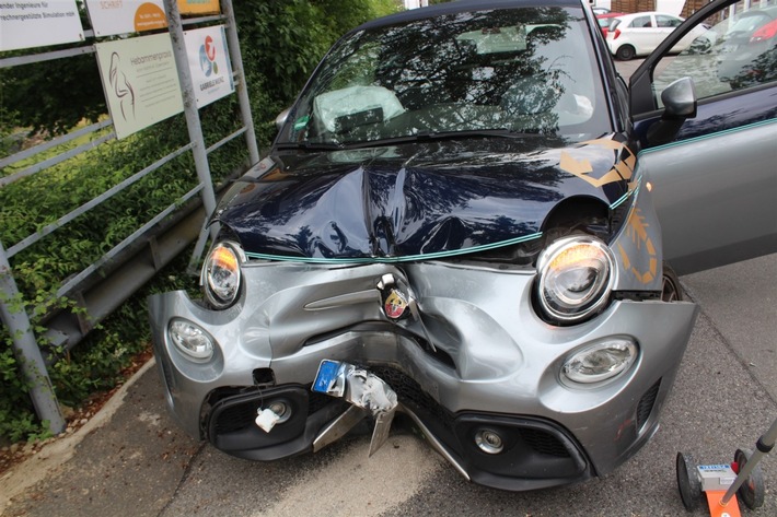 POL-AC: Wagen prallt gegen Baum - Autofahrer verletzt ins Krankenhaus