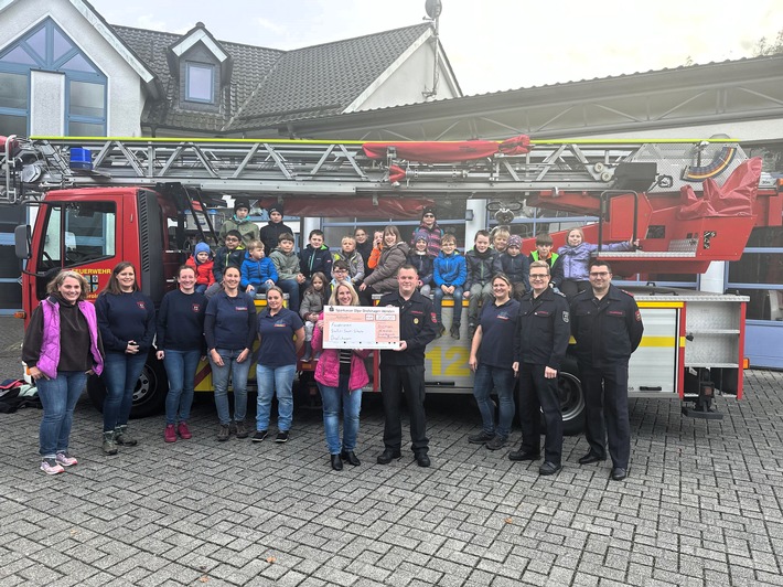 FW Drolshagen: Kinderfeuerwehr Drolshagen spendet 800 EUR an Grundschule