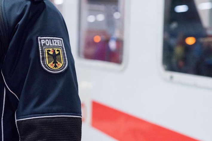 BPOL NRW: Angriff mit Wodkaflasche; Bundespolizisten als Tatzeugen: Festnahme