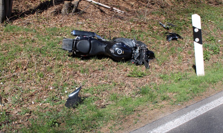 POL-OE: Schwerer Motorradunfall auf der B 517