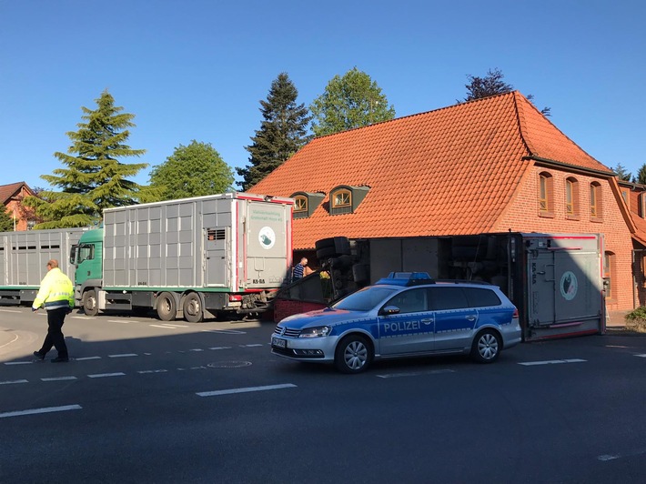 POL-DH: --- Schweinetransporter in Asendorf umgekippt - Hoher Schaden bei Unfallflucht in Barnstorf ---
