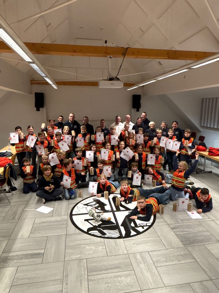 FW Kempen: 43 Kinder der Kinderfeuerwehr Kempen bestehen Flämmchenprüfung