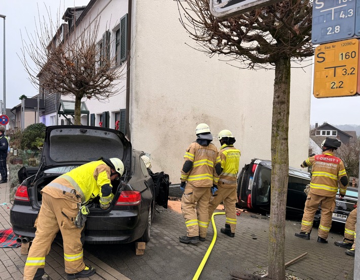 POL-RBK: Bergisch Gladbach - Pkw fährt gegen Hauswand - Fahrer verstorben - Gemeinsame Pressemitteilung der Polizei Rhein-Berg und der Feuerwehr Bergisch Gladbach