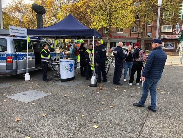 POL-BO: Aktionstag in Bochum: Für ein gefahrloses Miteinander im Straßenverkehr - Infostand und vermehrte Kontrolle in der Innenstadt