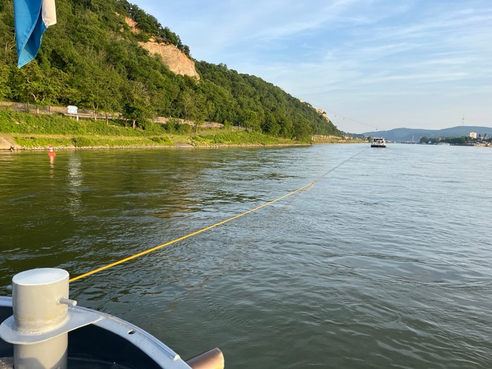 PP-ELT: Festfahrung eines Baggerschiffes an der Südspitze der Rheininsel Niederwerth