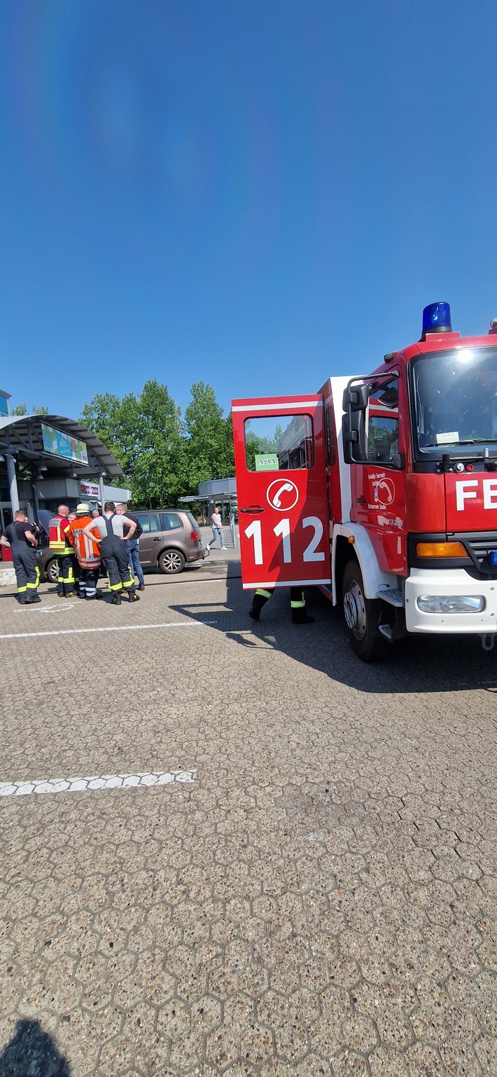 FFW Schiffdorf: Qualm aus Motorraum sorgt für Einsatz der Feuerwehr