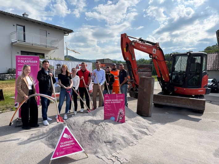 Spatenstich in Schwarzach: Telekom startet Glasfaserausbau