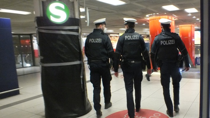 Bundespolizeidirektion München: Nach verfassungswidriger Parole / Betrunkener pöbelt und beleidigt Polizistin