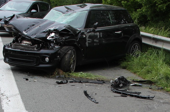 POL-BI: Unfallflucht auf der Autobahn mit zwei verletzten Personen