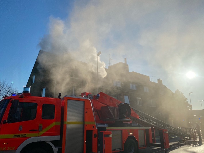 FW-MH: Feuerwehr löscht Brand in Dachgeschosswohnung