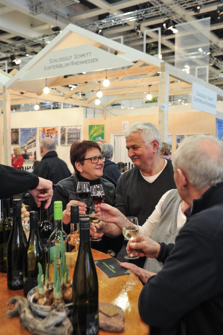 Weinprobe: Im WEINWERK in Halle 9 der Internationalen Grünen Woche Berlin 2019 (18.-27.1.) bieten ausschließlich selbstvermarktende Weinerzeuger aus Deutschland die edlen Tropfen an. Weiterer Text über ots und www.presseportal.de/nr/6600 / Die Verwendung dieses Bildes ist für redaktionelle Zwecke honorarfrei. Veröffentlichung bitte unter Quellenangabe: "obs/Messe Berlin GmbH/Benjamin Pritzkuleit"