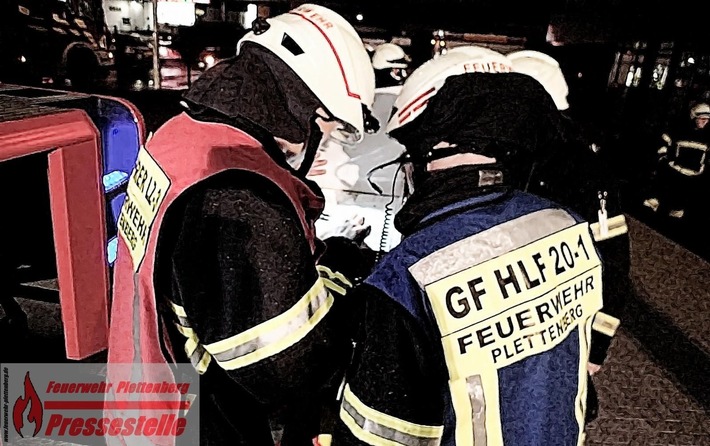 FW-PL: OT- Lettmecke. Brand in Galvanikbetrieb sorgte für erweiterte Alarmierung der Plettenberger Feuerwehr. Drei Mitarbeiter erlitten Rauchvergiftungen.