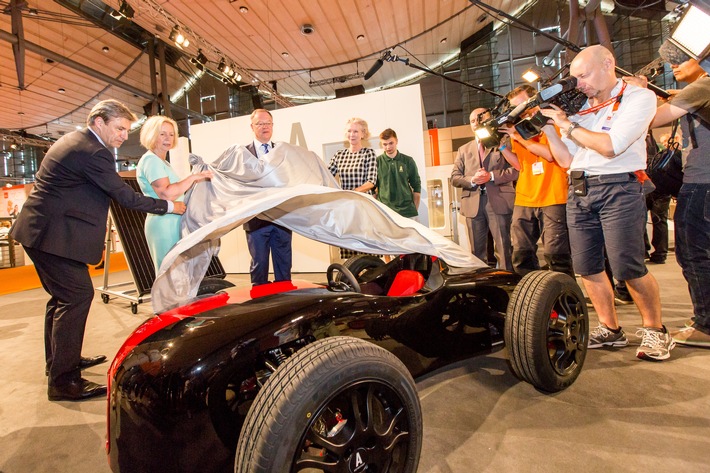 Bundesministerin Wanka und Ministerpräsident Weil enthüllen Kleinrennwagen auf der IdeenExpo