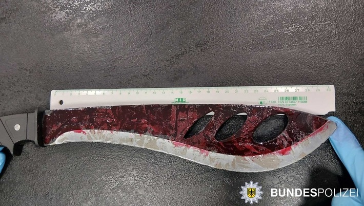 BPOL NRW: Mann mit Machete im ICE - Bundespolizei greift ein und stellt Messer sicher